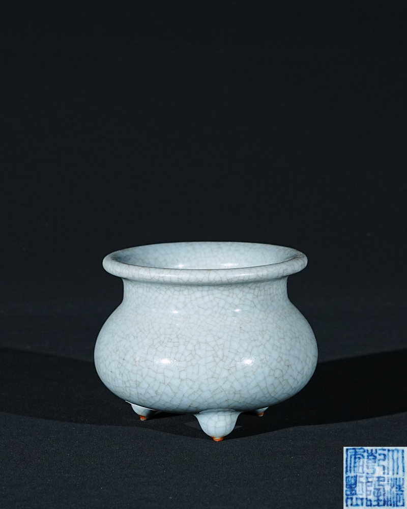 清乾隆 仿汝釉三足鬲式炉